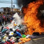 People burn tents, clothes and other belongings of Venezuelan migrants during an anti-immigration march, in Iquique, Chile, on September 25, 2021 (Photo: EFE).