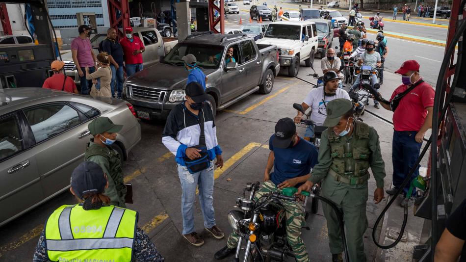 People paying for gasoline in a Venezuelan gas station. File photo.