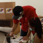 Venezuelans voting in the mock election held on Sunday, October 10, in preparation for 21N regional elections. Photo courtesy of RedRadioVE.
