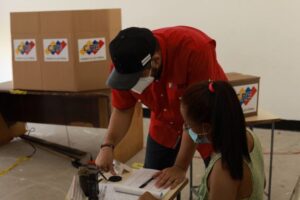 Venezuelans voting in the mock election held on Sunday, October 10, in preparation for 21N regional elections. Photo courtesy of RedRadioVE.