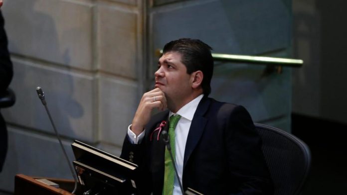 President of the Colombian Senate, Juan Diego Gomez, with a funny face. Photo courtesy from the Heraldo (Colombia).