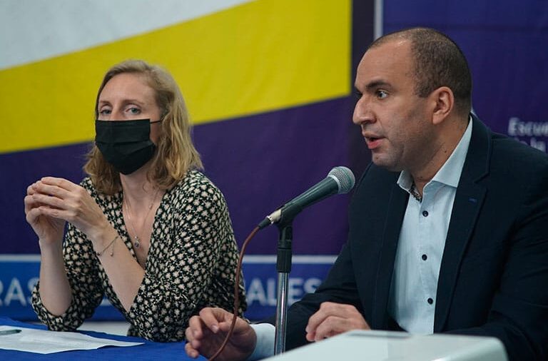 The executive secretary of the National Human Rights Council, Larry Devoe and the coordinator in Venezuela of the Oacnudh, Helene Devaux. Photo courtesy of Ultimas Noticias.