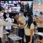 President Maduro greeting high school students wearing face masks. Photo courtesy of  Twitter / @MPPEDUCACION.  