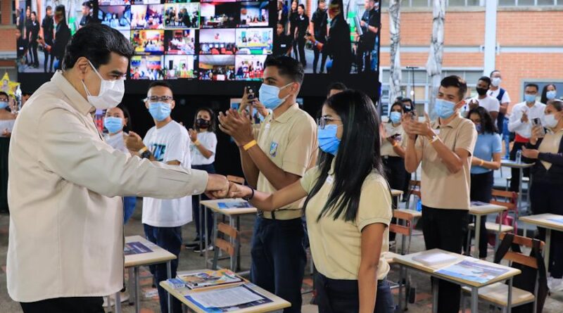 President Maduro greeting high school students wearing face masks. Photo courtesy of  Twitter / @MPPEDUCACION.  