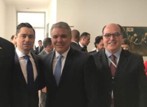 Featured image: Carlos Vecchio (left), Ivan Duque (center) and Julio Borges (right) during a meeting in Colombia. File photo courtesy of Twitter / @JulioBorges.