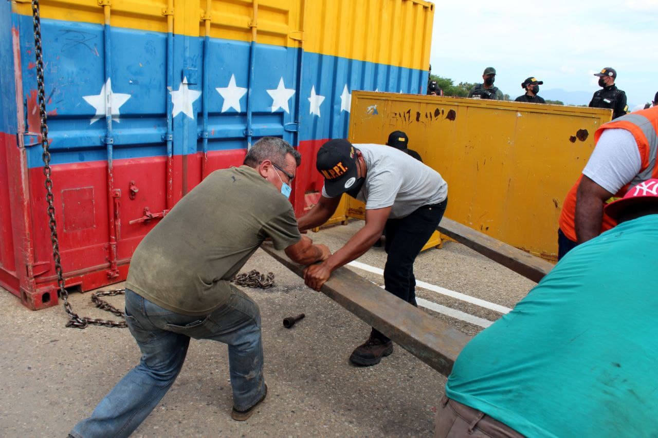 Venezuelan workers removing the containers installed at the Simon Bolivar international bridge, to prevent the force entry of alleged humanitarian aid that ended up being material for violent riots on February 2019. Photo courtesy of Twitter / @FreddyBernal.