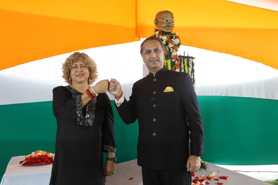 Venezuelan deputy minister of foreign affairs for Asia and Oceania, Capaya Rodríguez (left) and Abhishek Singh the Indian ambassador to Caracas (right). Photo courtesy of MPPRE.