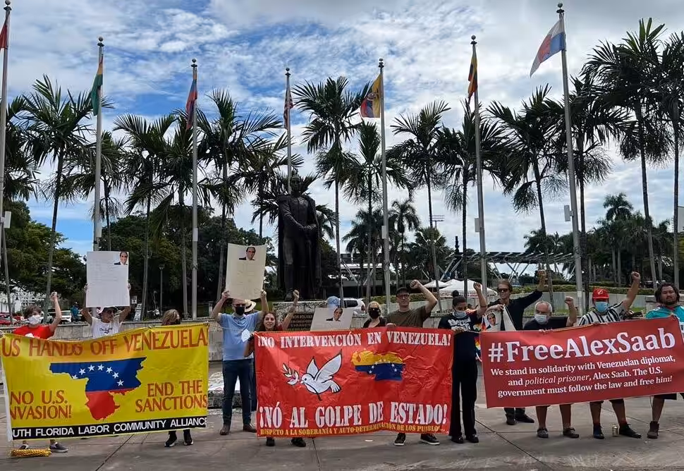 US activists in solidarity with Venezuelan kidnapped diplomat Alex Saab, protesting in Miami, Florida on Sunday, October 24. Photo courtesy of Twitter / @BarGab10.