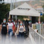 People crossing the international Simon Bolivar bridge connecting Tachira state in Venezuela and North of Santander department in Colombia. Photo courtesy of Twitter / @FreddyBernal.