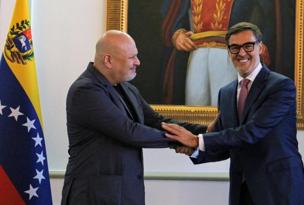 ICC Chief Prosecutor Karim Khan being greeted upon his arrival to Venezuela by Minister of Foreign Affairs Felix Plasencia. Photo courtesy of Twitter / @VTVcanal8.
