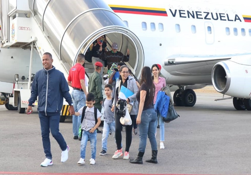 Featured image: Venezuelan migrants returning home for free in a Vuelta a la Patria program flight before COVID-19. File photo.