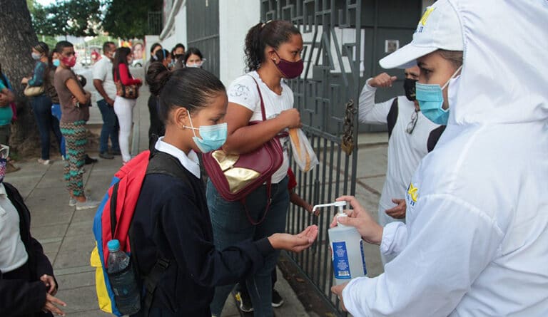 Venezuelan kid entering school in Caracas and behind dispensed with hand sanitizer. Photo courtesy of Jacobo Méndez / Últimas Noticias.