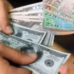 Dollars being exchanged to bolivars. Referential file photo.