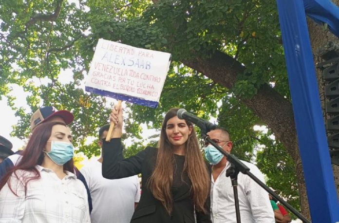 Camila Fabri, ambassador Alex Saab's wife, during a demonstration in Caracas this Sunday, October 17, denouncing his kidnapping. Photo courtesy of RedRadioVE.