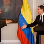 Colombian ruler Ivan Duque about to shake hands with US Secretary of State Antony Blinken. Analysts agree that Blinken visited Colombia to give verbal instructions to Colombian puppet regime on their anti-Venezuelan agenda. Photo courtesy of EFE.