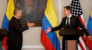 Colombian ruler Ivan Duque about to shake hands with US Secretary of State Antony Blinken. Analysts agree that Blinken visited Colombia to give verbal instructions to Colombian puppet regime on their anti-Venezuelan agenda. Photo courtesy of EFE.