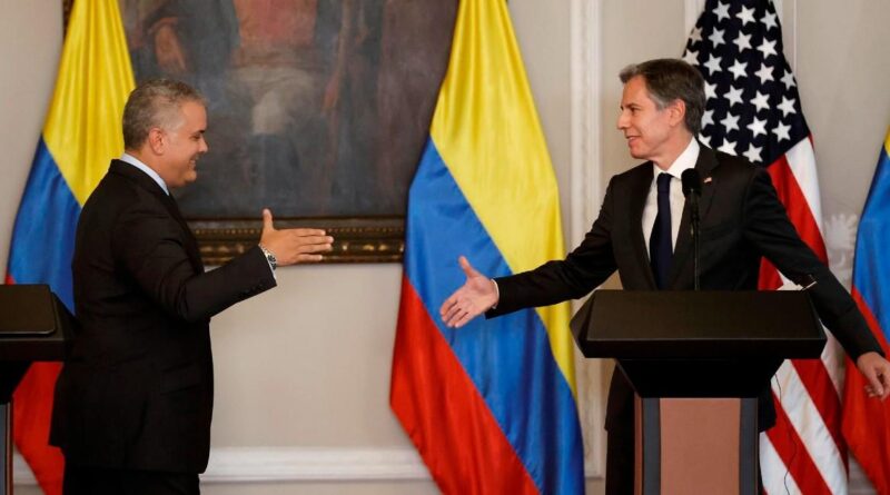 Colombian ruler Ivan Duque about to shake hands with US Secretary of State Antony Blinken. Analysts agree that Blinken visited Colombia to give verbal instructions to Colombian puppet regime on their anti-Venezuelan agenda. Photo courtesy of EFE.