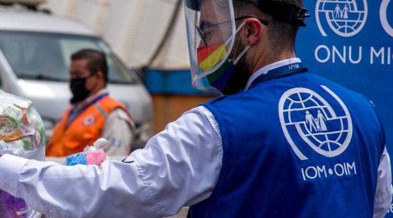 IOM officer in a street wearing a vest and with COVID-19 protective gear. Referential photo.
