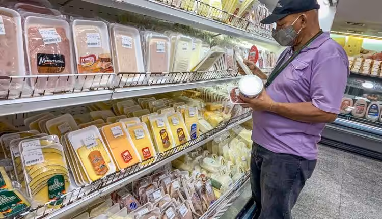 A Venezuelan doing groceries in a supermarket. File photo.
