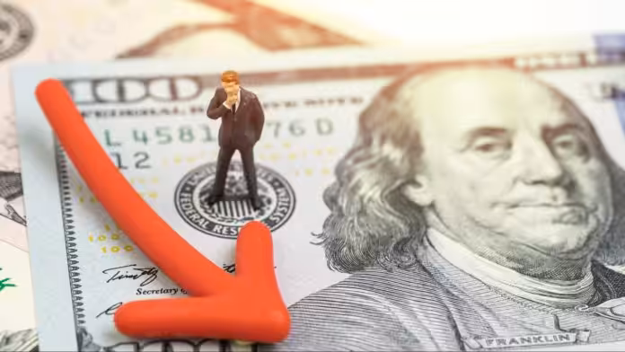 weak_dollar_arrow_down_AdobeStock_317377673-e1606315292525_a-696x392