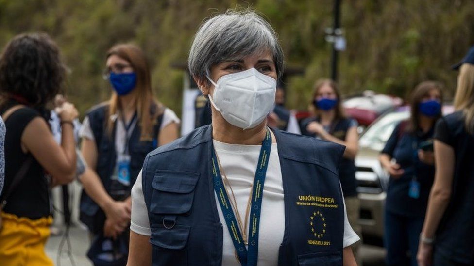 The head of the EU EOM to 21n Venezuelan elections, MEP Isabel Santos, wearing face mask and a EU vest. Photo by EPA.