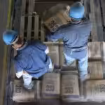 Venezuelan workers loading cement bags. Photo by RedRadioVE.