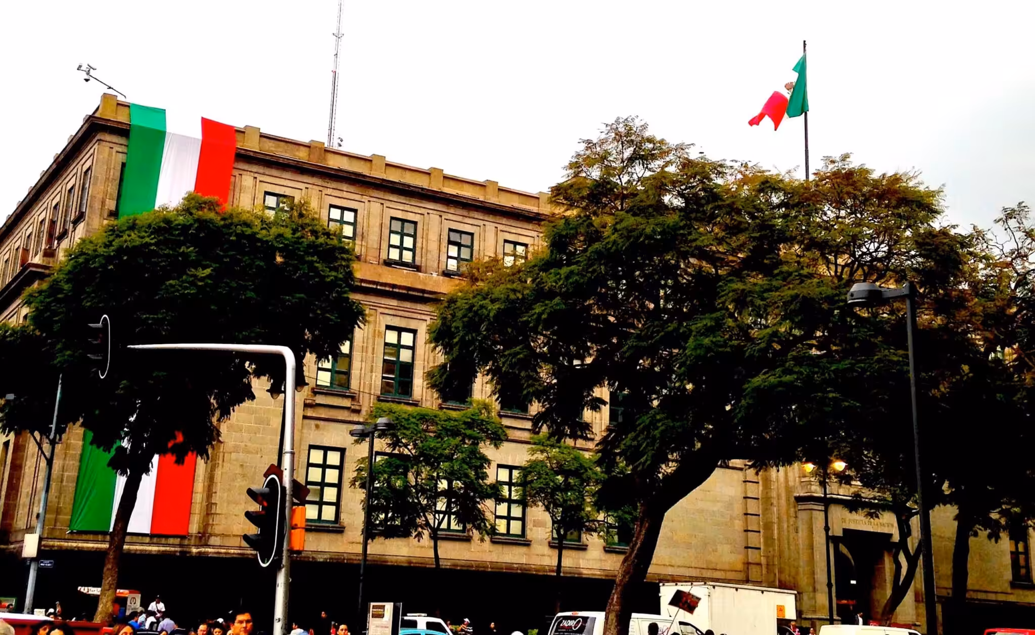 Building_of_the_supreme_court-scaled