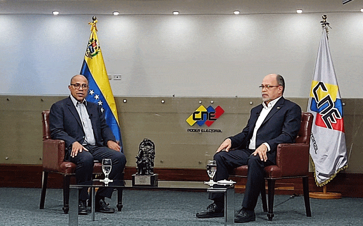 CNE's president Pedro Calzadilla (right) being interview by Vladimir Villegas (left). Photo courtesy of Últimas Noticias.