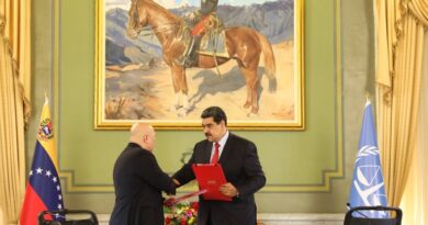 ICC's Chief Prosecutor, Karim Khan (left), shake hands with Venezuelan President, Nicolas Maduro (right), after signing a memorandum of understanding.  Photo courtesy of Prensa Presidencial.