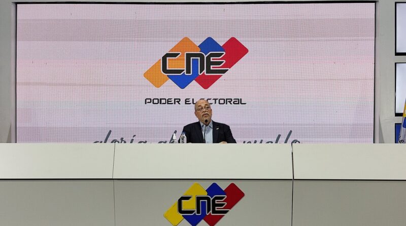 Pedro Calzadilla, CNE President, reading the second report of the 21N regional elections. Photo by CNE.