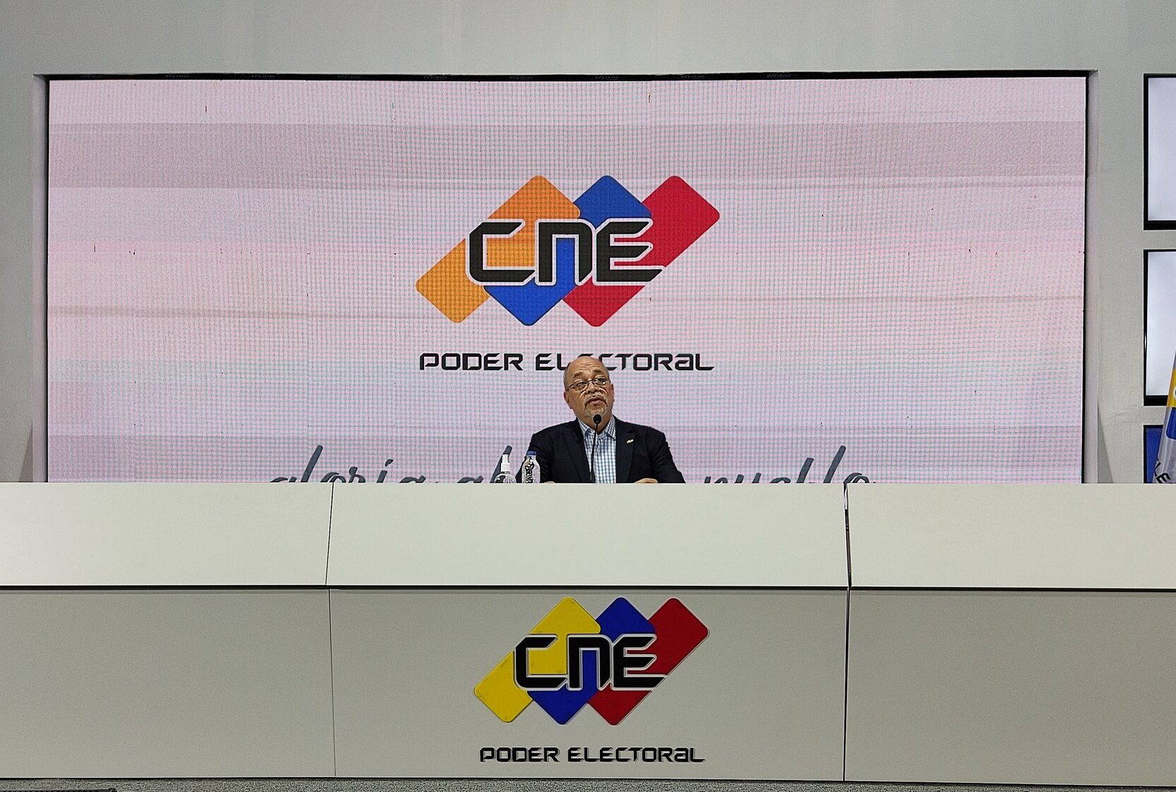 Pedro Calzadilla, CNE President, reading the second report of the 21N regional elections. Photo by CNE.