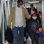 Venezuelan girl accompanied by an adult while leaving the Conviasa plane that brought them to Venezuela from Peru. Photo by MPPRE.