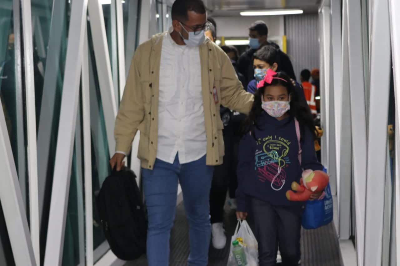 Venezuelan girl accompanied by an adult while leaving the Conviasa plane that brought them to Venezuela from Peru. Photo by MPPRE.
