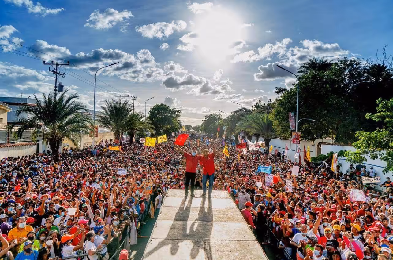 Incumbent candidate for governor of Falcon state, Victor Clark with Diosdado Cabello at the closings rally for 21N electoral campaign. Photo by Twitter / @OrlenysOV.