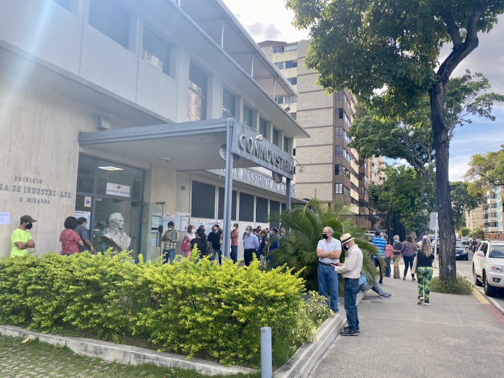 Venezuelans waiting to vote in Conindustria, a voting center in Chuao (East of Caracas) in the afternoon of November 21 during the regional and municipal elections of Venezuela. Photo by Orinoco Tribune.