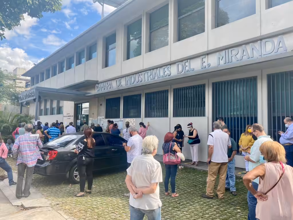 Venezuelans waiting to vote in the east of Caracas in the afternoon of this Sunday, November 21. Photo by Orinoco Tribune.