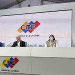 CNE President, Pedro Calzadilla, escorted by the four rectors of Venezuela's electoral body while reading the first report with the elections results. Photo by CNE.