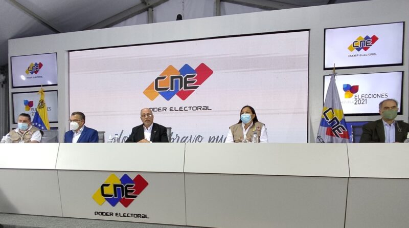 CNE President, Pedro Calzadilla, escorted by the four rectors of Venezuela's electoral body while reading the first report with the elections results. Photo by CNE.