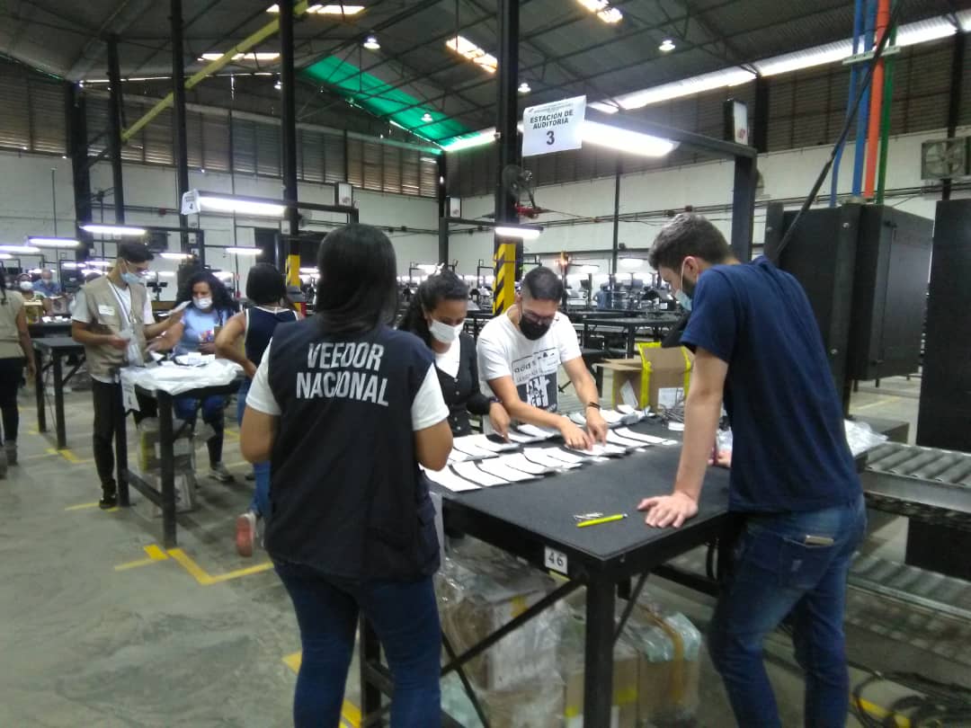 Citizen verification audit being perform in CNE warehouse in Mariche, Miranda state. Photo by Twitter / @cneesvzla.