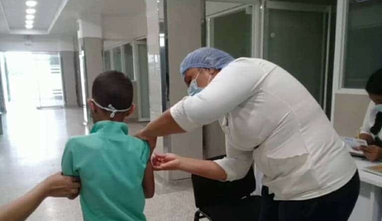 Venezuelan kid being vaccinated against COVID-19. FIle photo courtesy of Últimas Noticias.