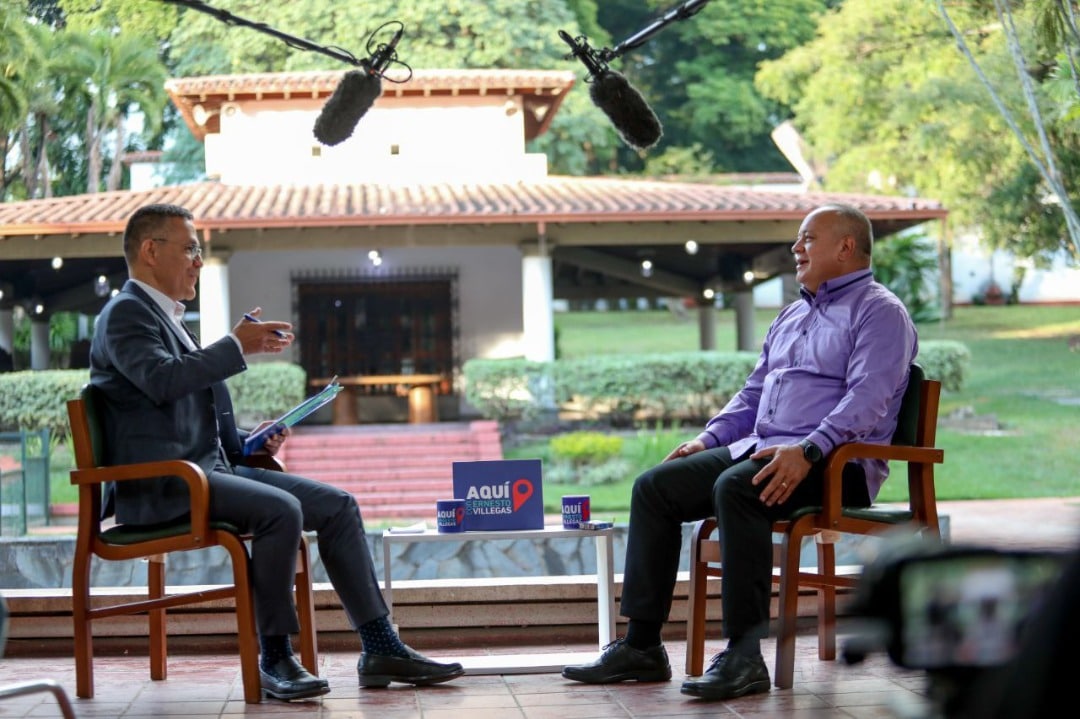 PSUV deputy Diosdado Cabello being interviewed by Ernesto Villegas in his TV show "Aqui con Ernesto VIllegas". Photo by Aqui con Ernesto Villegas.