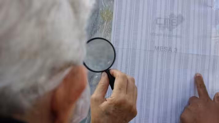 Venezuelans checking a list of voters in a voting center to identify their voting station. The CNE has enforced the regulations for November 21 (Photo: Ciudad CCS).