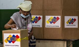 Venezuelan woman casting her voting machine voting receipt. Photo by Cristian HERNANDEZ / AFP