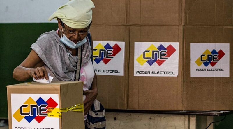 Venezuelan woman casting her voting machine voting receipt. Photo by Cristian HERNANDEZ / AFP