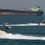 Speedboats of the Revolutionary Guard Corps of Iran patrol in front of an oil tanker in the port of Bandar Abas, in the south of the Persian country (Photo: AFP)