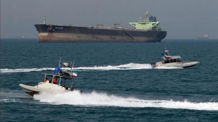 Speedboats of the Revolutionary Guard Corps of Iran patrol in front of an oil tanker in the port of Bandar Abas, in the south of the Persian country (Photo: AFP)