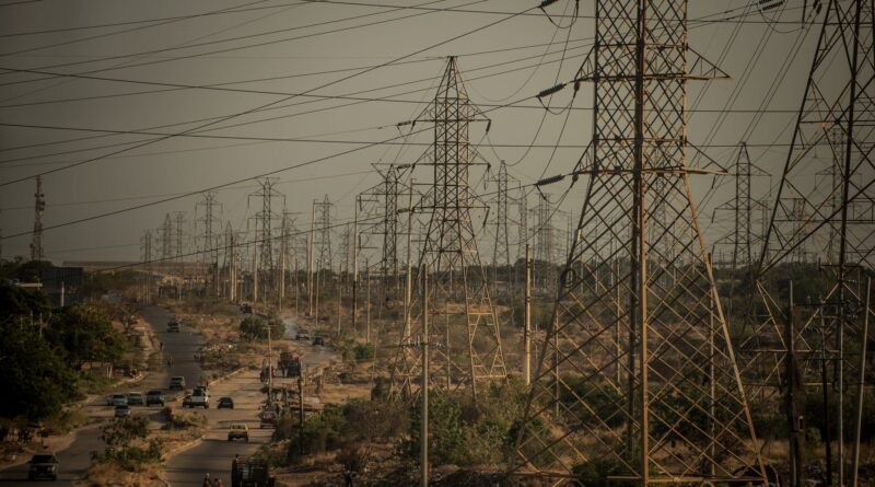 Power lines in Maracaibo. Photo: Meridith Kohut for The New York Times.