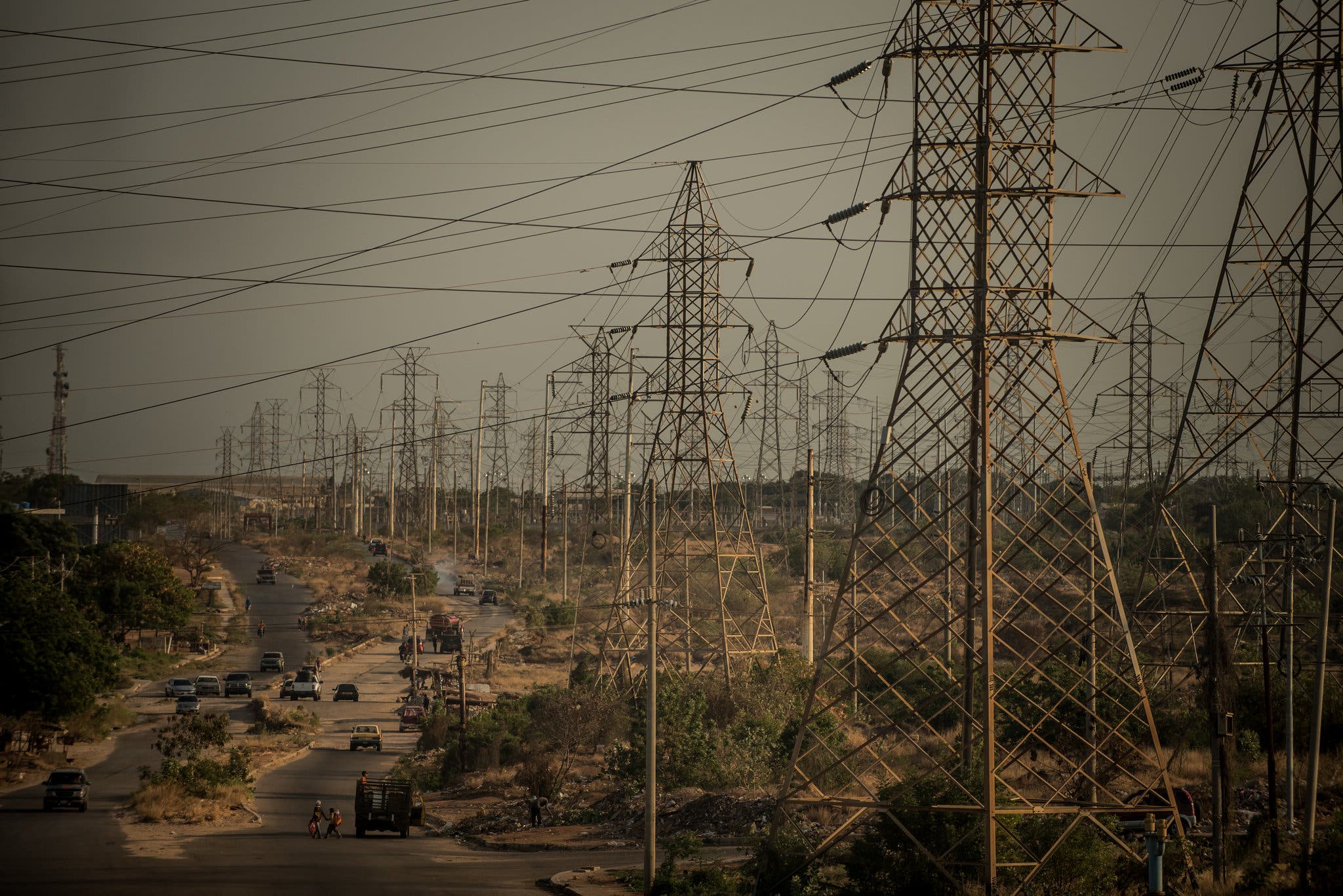 Power lines in Maracaibo. Photo: Meridith Kohut for The New York Times.