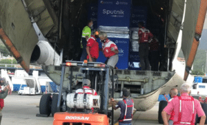 Sputnik Light vaccines arriving from Russia being unloaded at the Simon Bolivar international airport in Maiquetia. Photo by Twitter / @EmbajadaRusaVen.