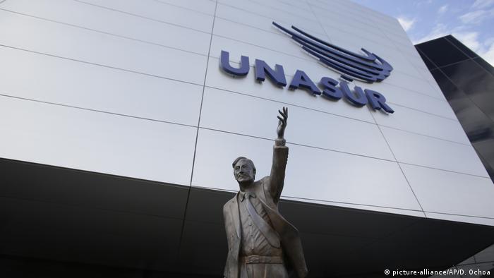 Néstor Kirchner statue at UNASUR headquarters in Ecuador. Photo by picture-alliance/AP/D. Ochoa.